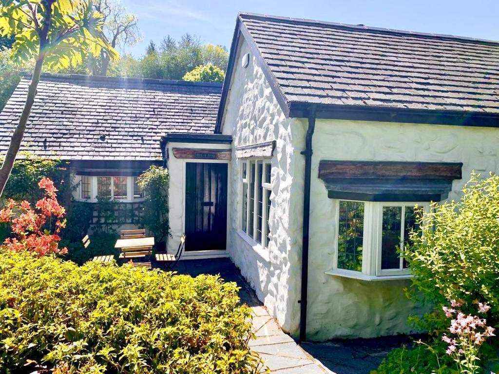 Beautiful Ancient Stone Cottage, Local Walks & Pub! Conwy Exterior photo