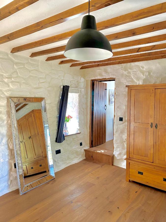 Beautiful Ancient Stone Cottage, Local Walks & Pub! Conwy Exterior photo